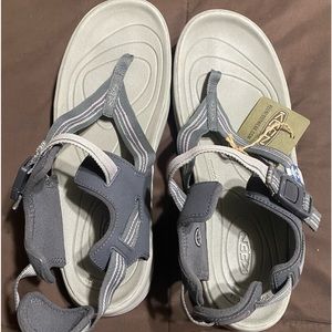 Keen sandals they are brand new size 11.